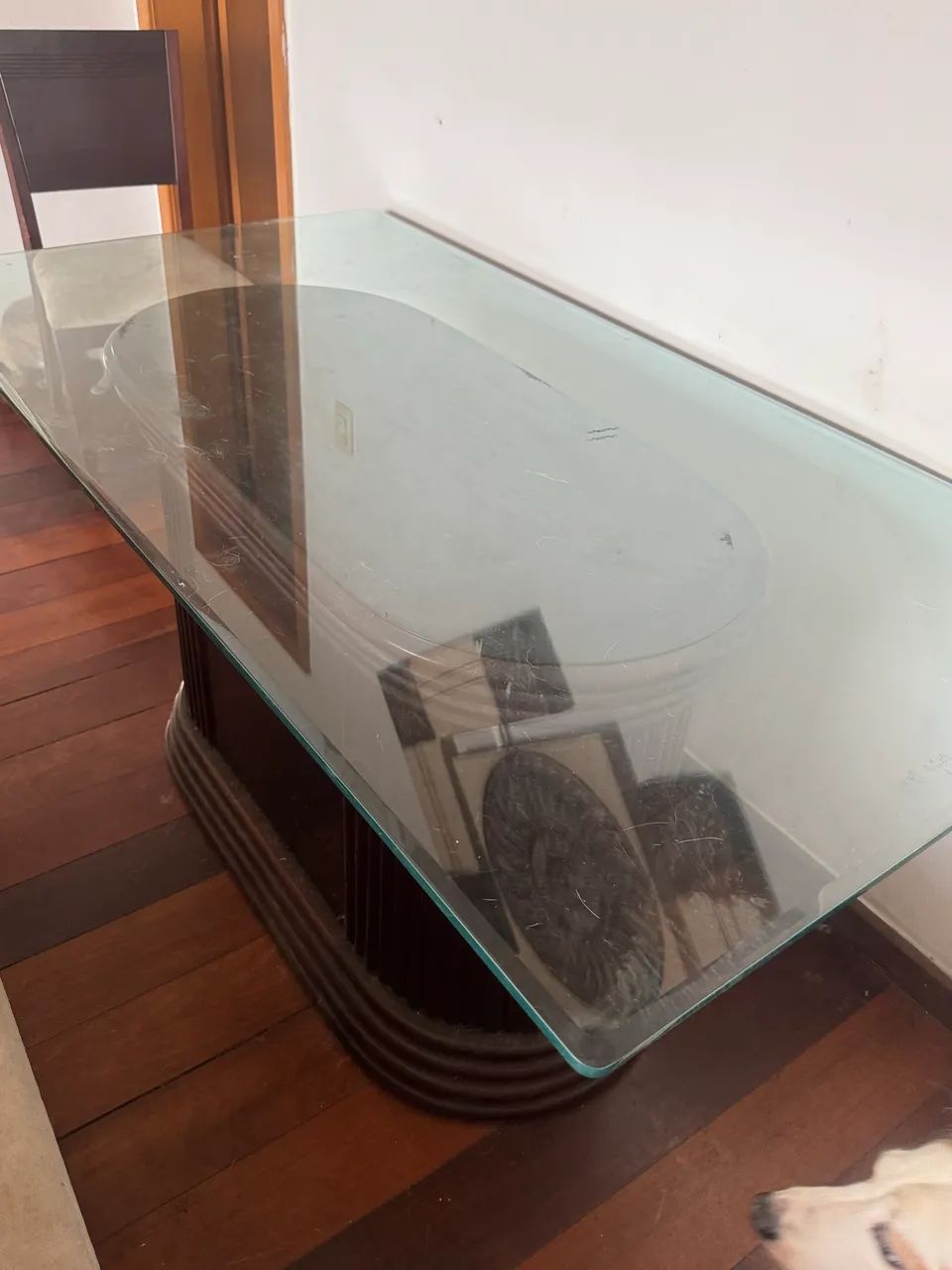 Mesa com base de madeira maciça e tampo de vidro  - Foto 3