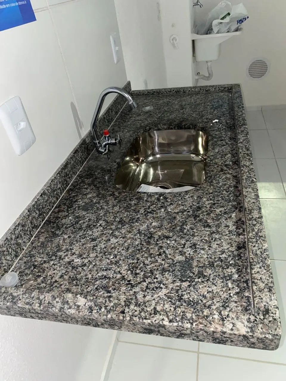 Pia de Granito + Cuba 120cm x 55cm