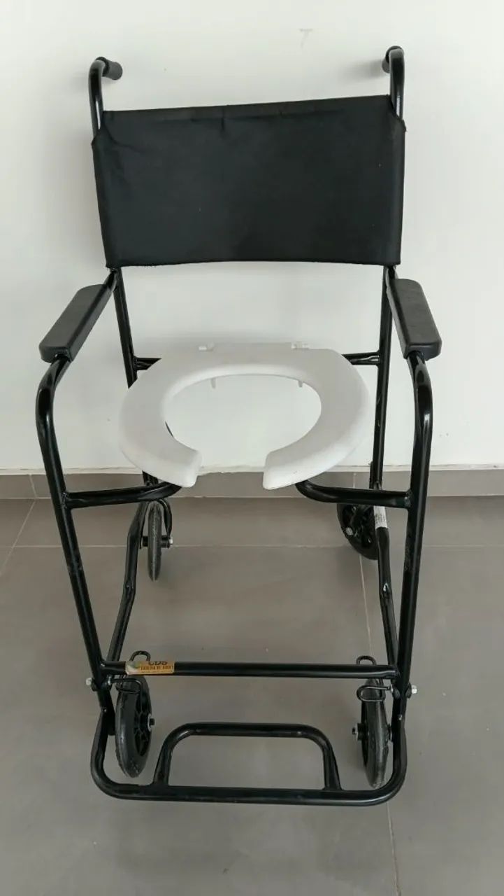 CADEIRA DE RODAS PARA BANHEIRO