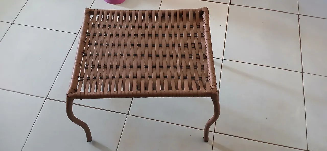 vende-se jogo de cadeira com a mesinha de centro para área  - Foto 2