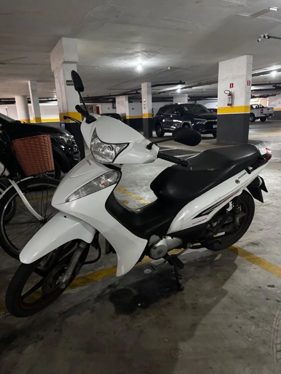 Moto Semi Nova Bem Conservada 