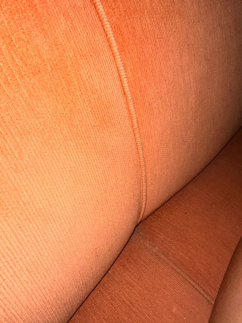Sofá dois lugares de veludo cotelê laranja  - Foto 3