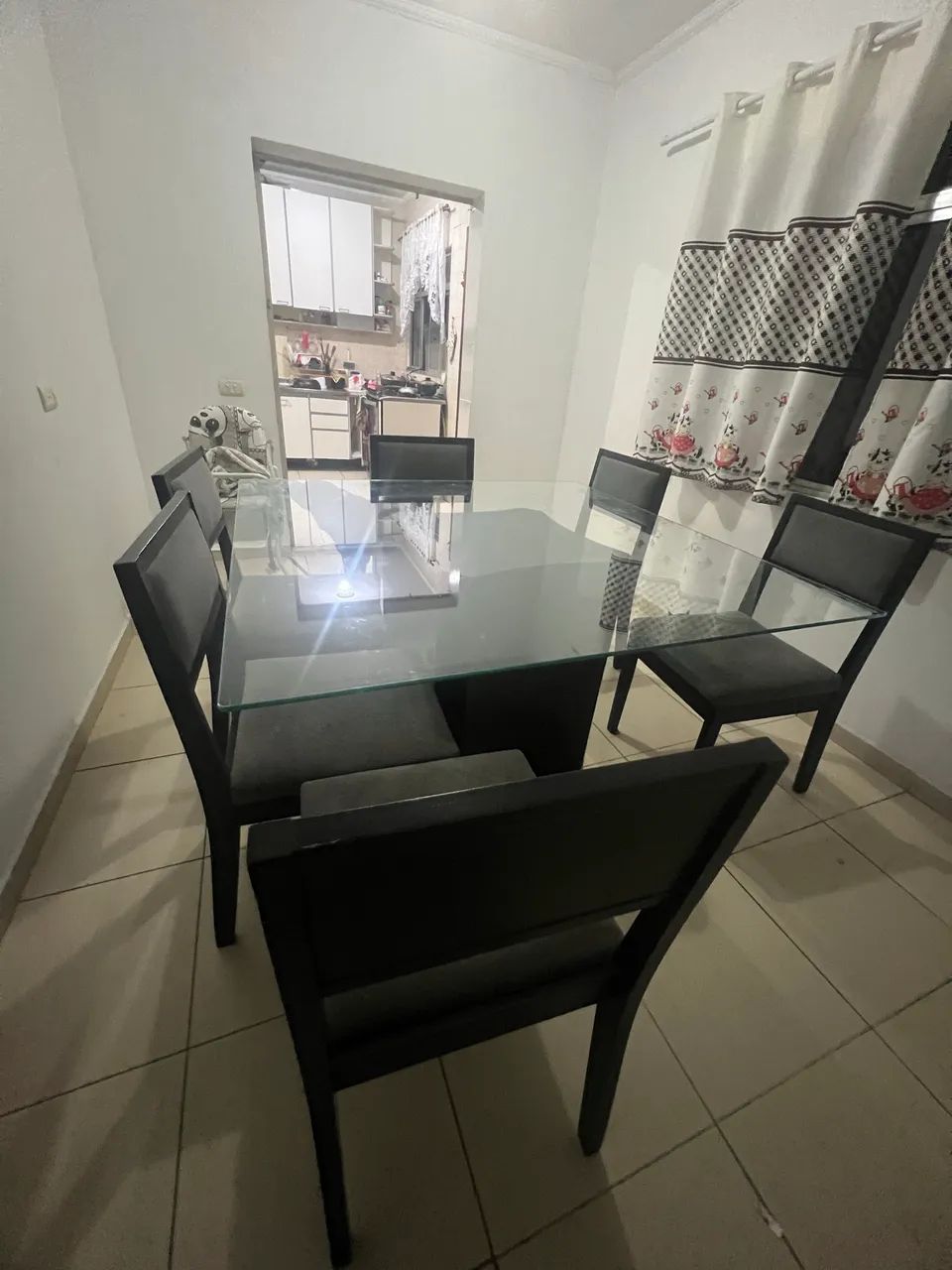 Mesa com tampo de vidro e base escura de madeira mdf mais 6 cadeiras  - Foto 3