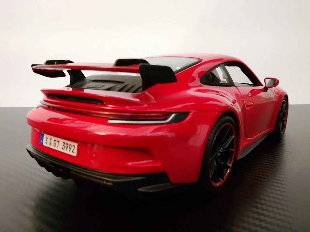Porsche 911 GT3 2022 1:18 Maisto  - Foto 4