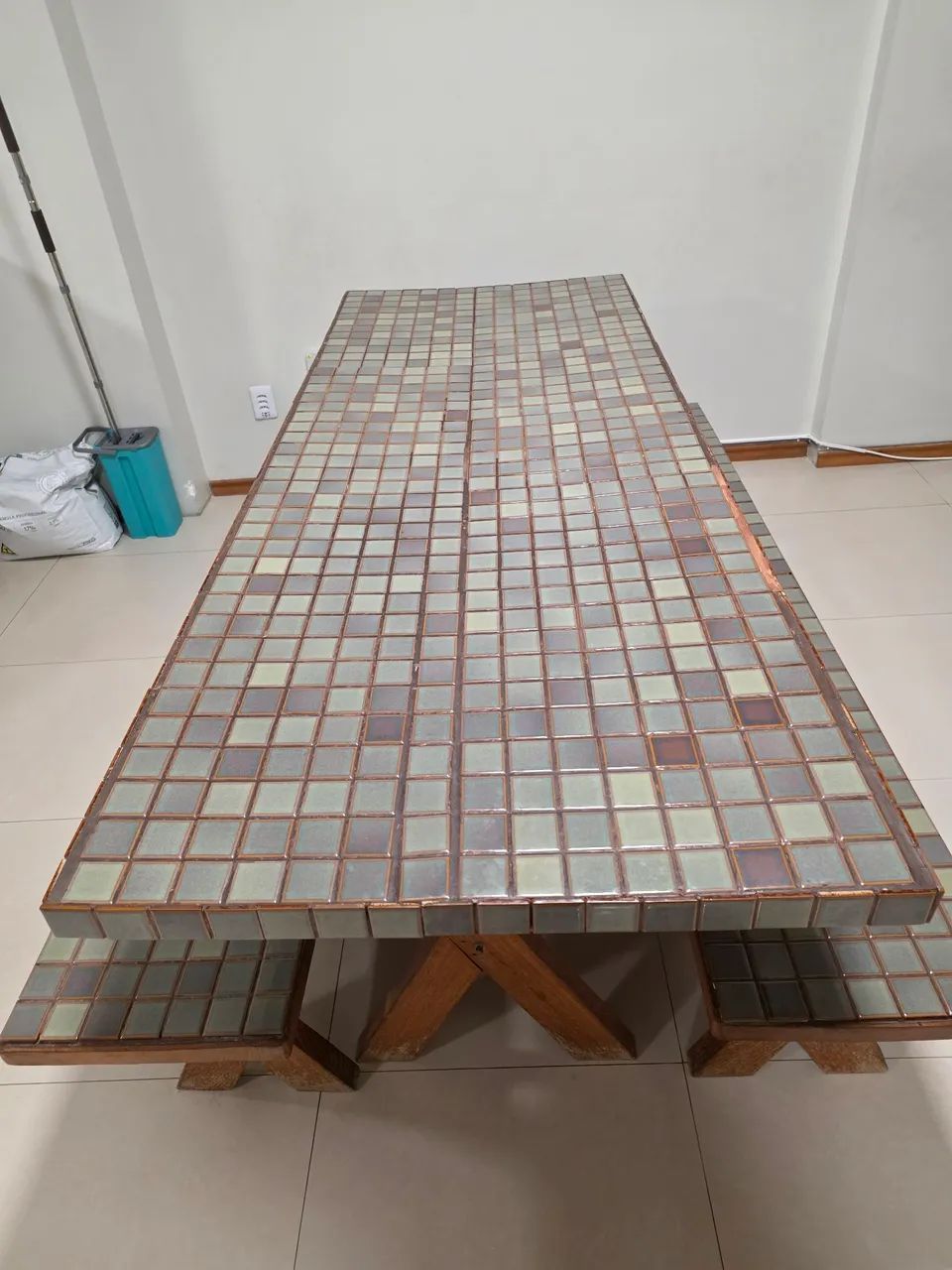 Mesa de mognum revestido de pastilha
