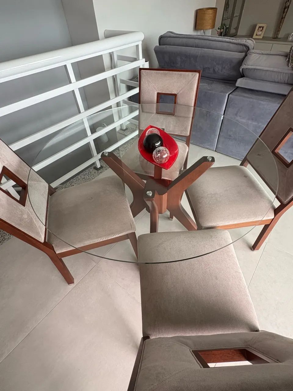 Vendo mesa de madeira com tampo de vidro - Foto 2