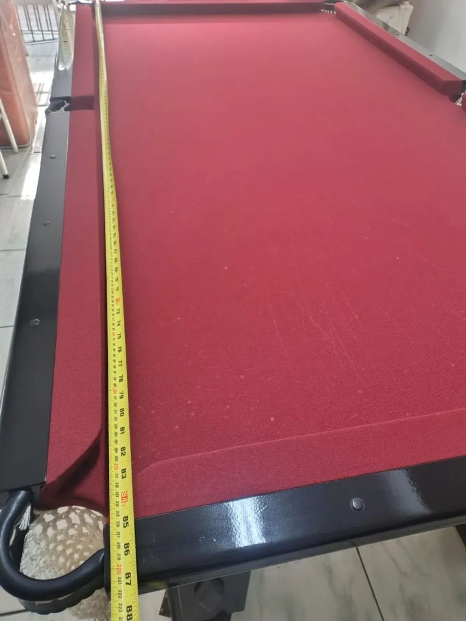 Mesa de Sinuca semi nova 2,20 x 1,20 com 4 tacos, um jogo de bolas e capa protetora  - Foto 5