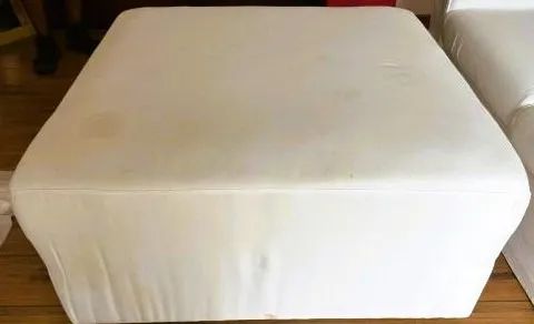 Grande e antigo Puff estofado em tecido claro lavável formato quadrangular com roldanas* - Foto 4