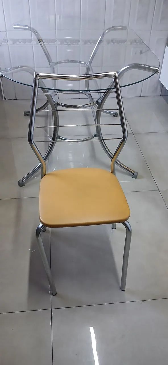 Mesa oval de vidro e cadeiras - Foto 5