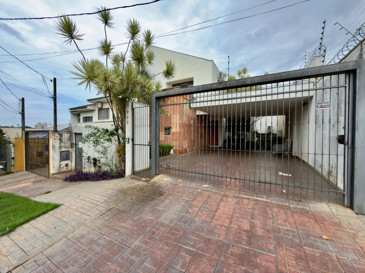 Casa à venda em Maringá, Jardim Imperial II, com 4 quartos, com 249.58 m²