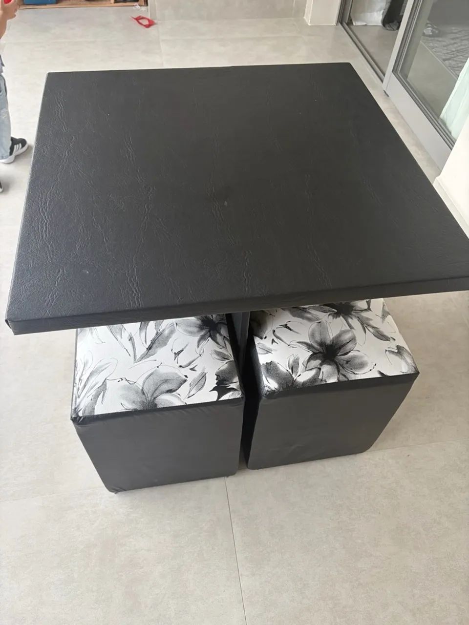 Mesa preta 70X70 com 4 bancos  - Foto 3