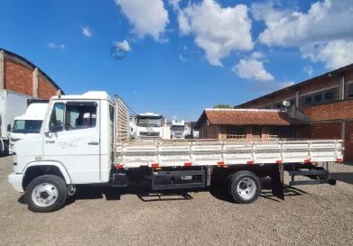 MB 710 carroceria carga seca - Foto 4