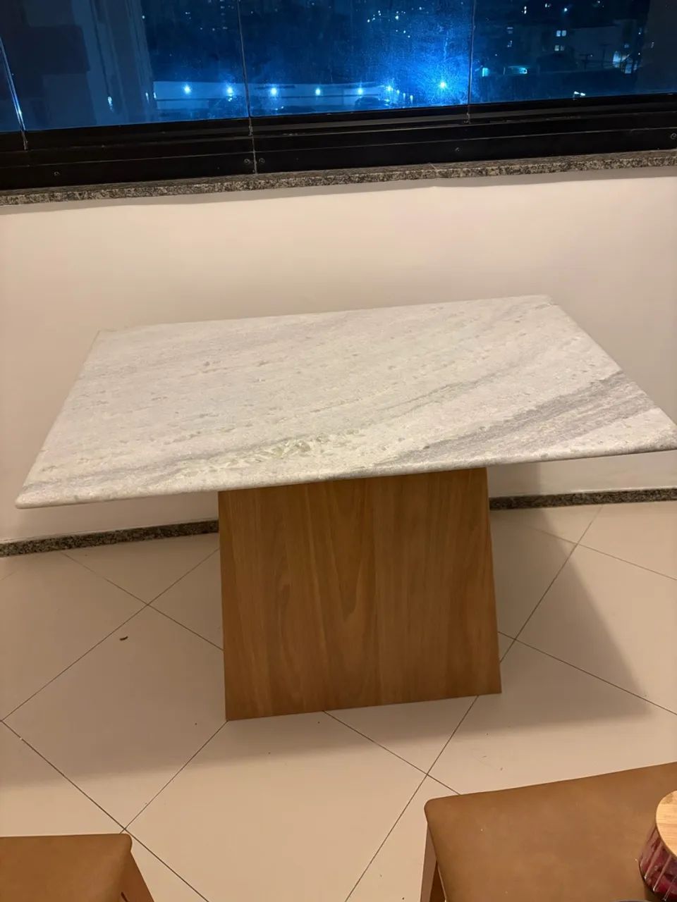 Mesa com Tampo em Mármore e Base Amadeirada! LINDA MESA! 