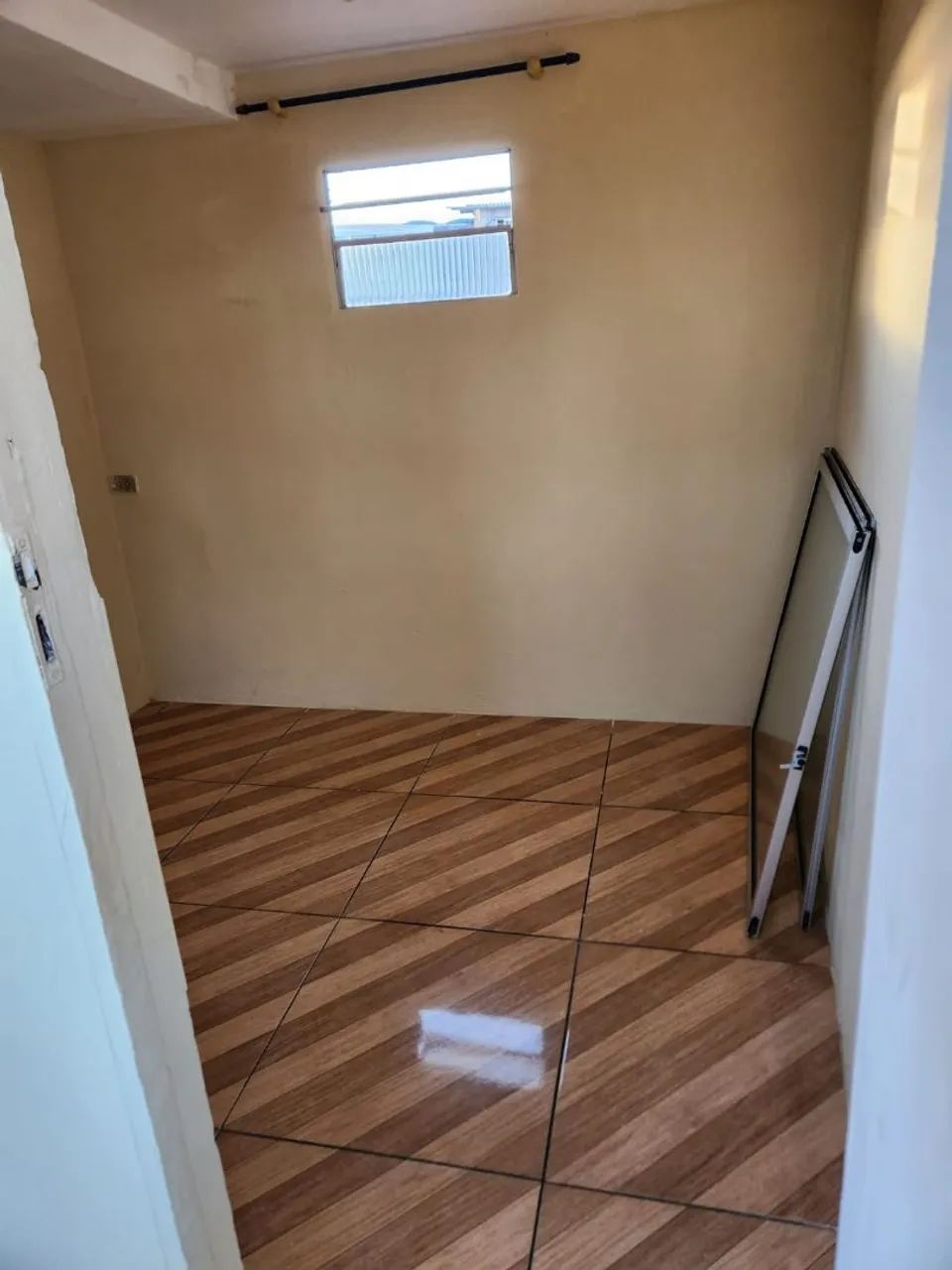 Aluga-se se uma casa q acomoda no máximo um casal com um filho - Foto 3