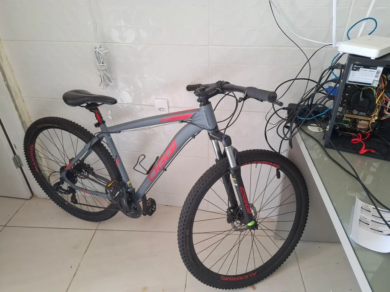 Vendo duas BIKE  uma nova na caixa   outra semi nova