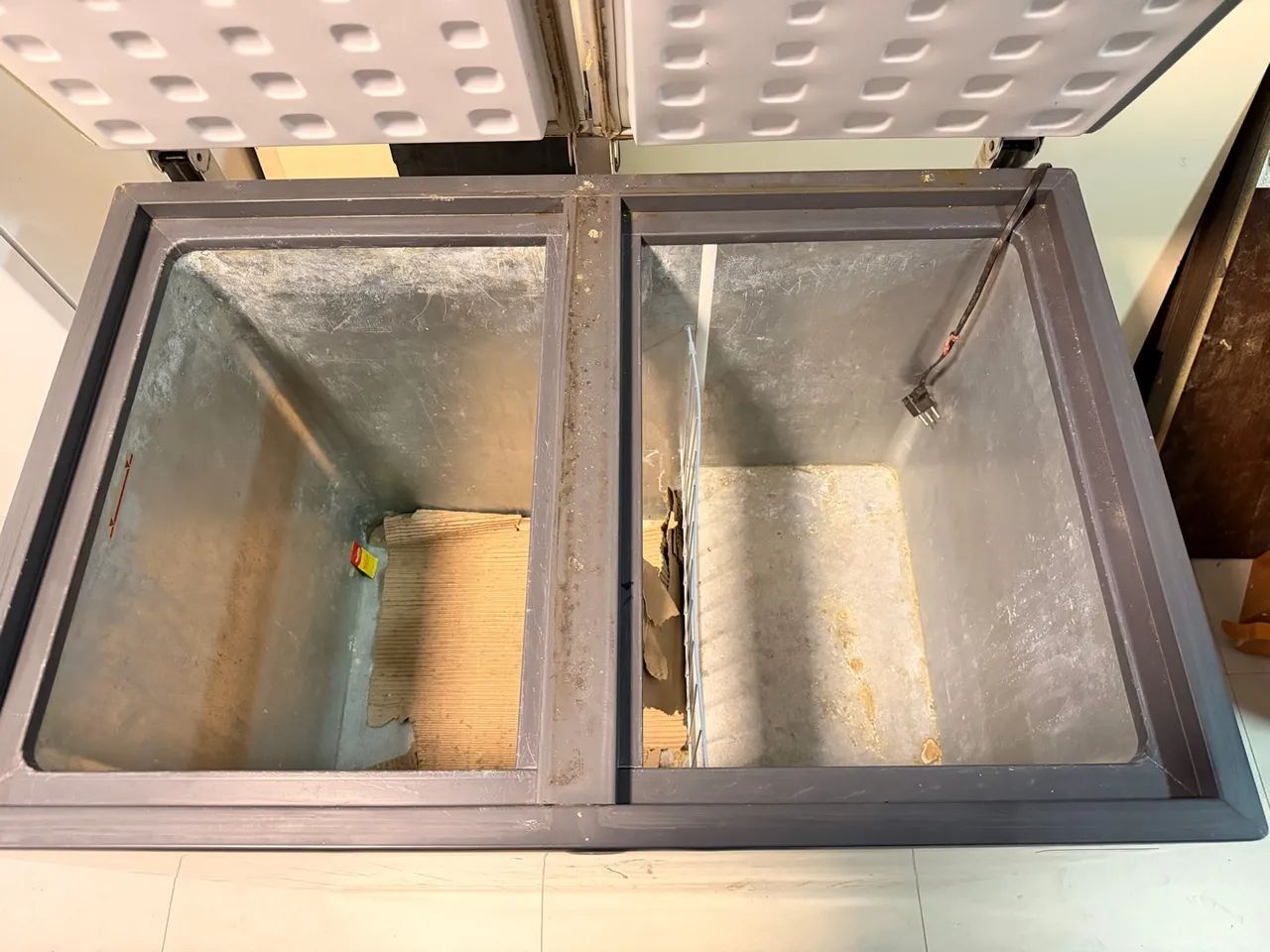 Freezer esmaltec 220V com marcas de uso - Foto 2