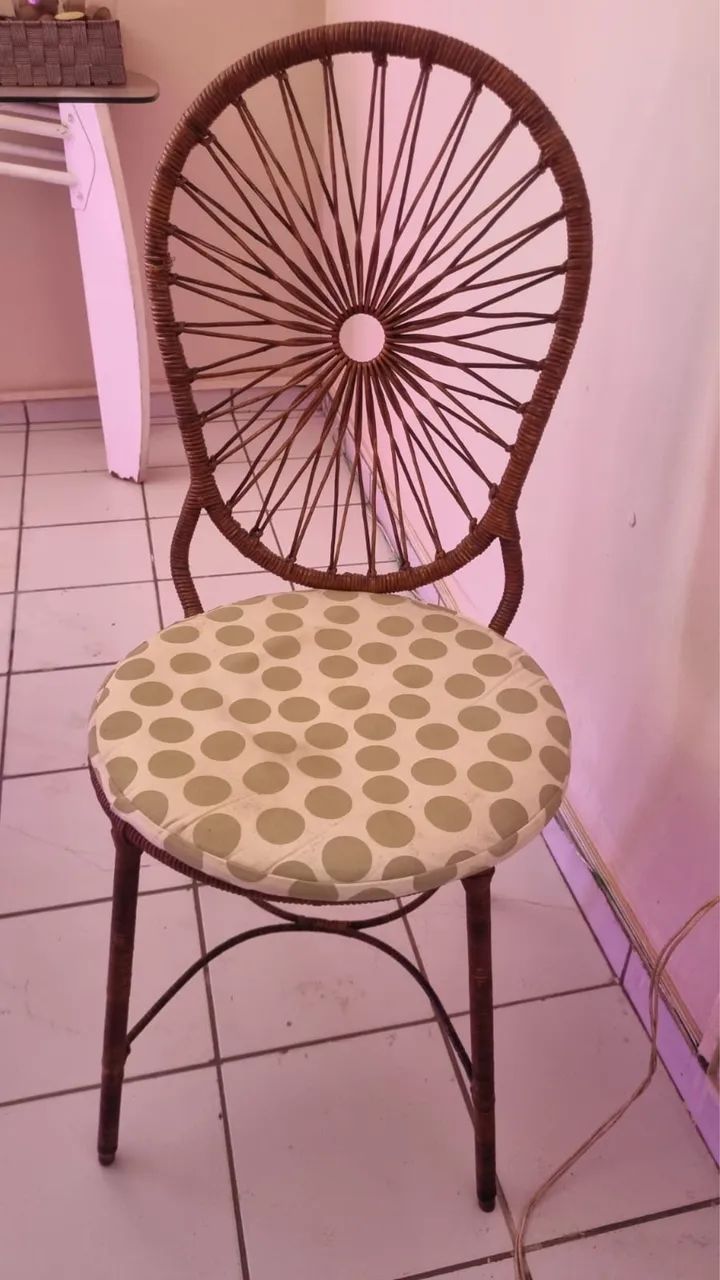 Mesa de madeira com 6 cadeiras  - Foto 5