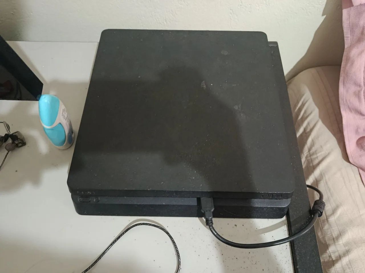 Ps4 usado com um controle 