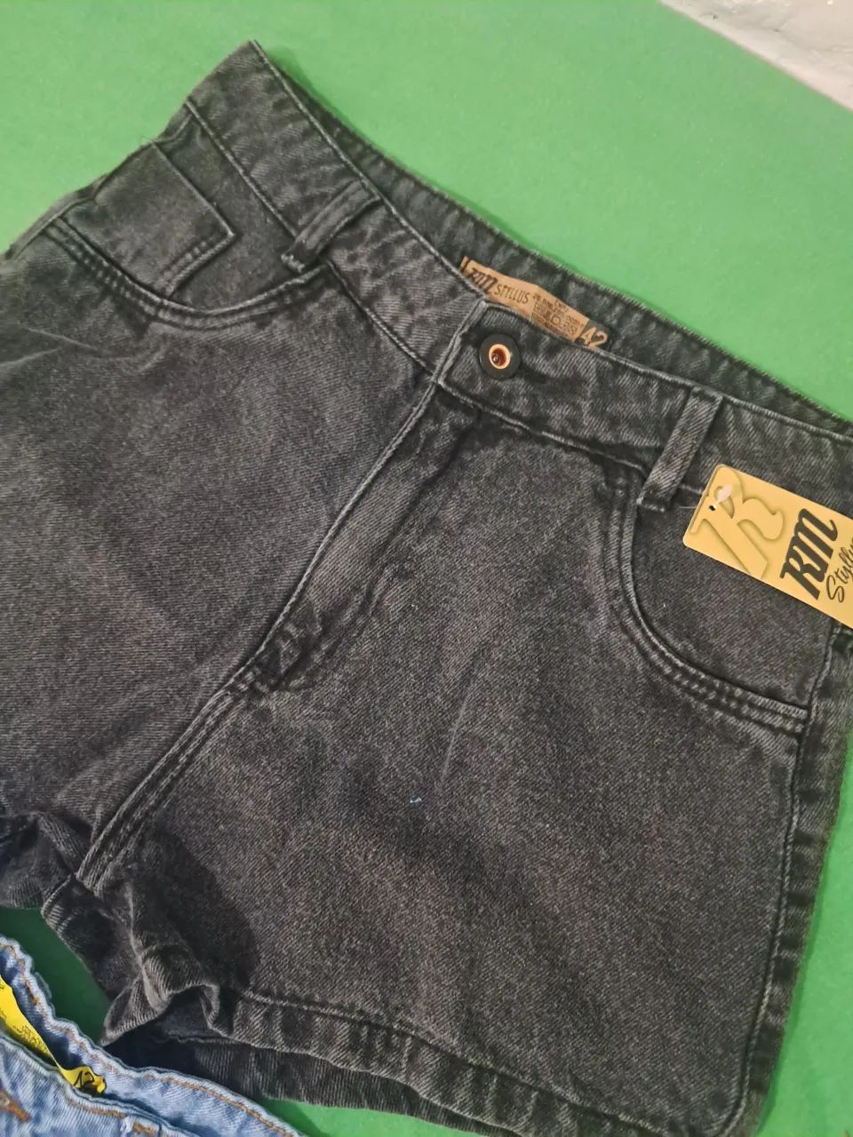 Vendo dois shorts jeans - Foto 2