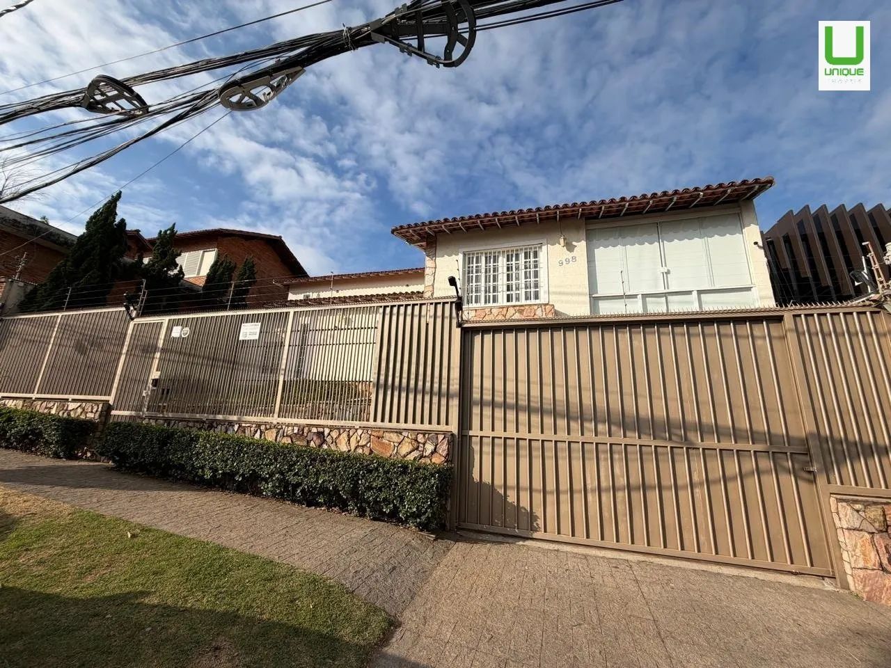 Ampla casa de alto padrão, com excelente local - Foto 2