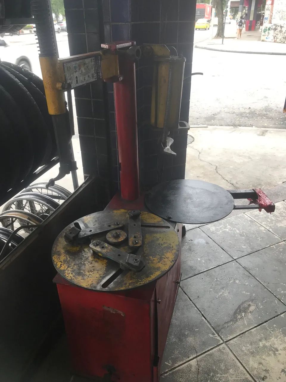 Maquina de descolar e desmontar pneu  - Foto 3