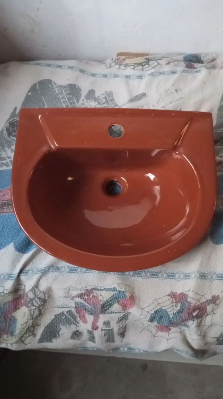 Brown ceramic sink/washbasin