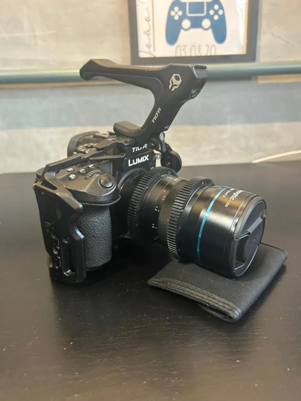 LUMIX GH6 + LENTE ANAMORFICA 33MM + CAGE FULL TILTA + DUMMY BATTERY + MIC RODE - Foto 2