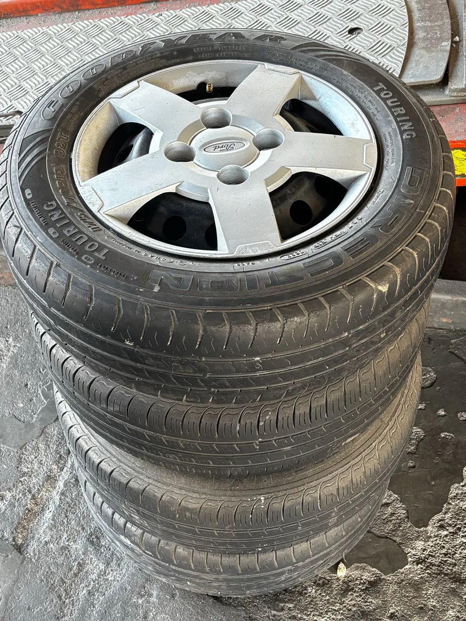 Roda Ford aro 13 com pneus
