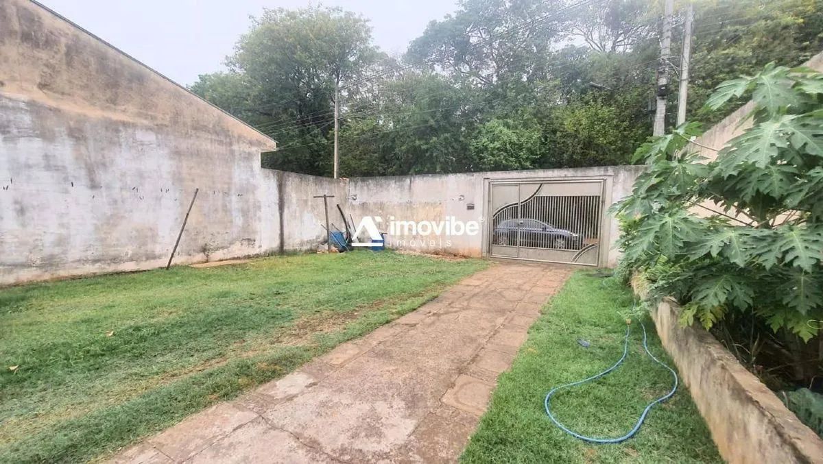 Casa Térrea com 2 Quartos e Suíte, sendo uma suíte, com 100m² Construídos, Excelente local