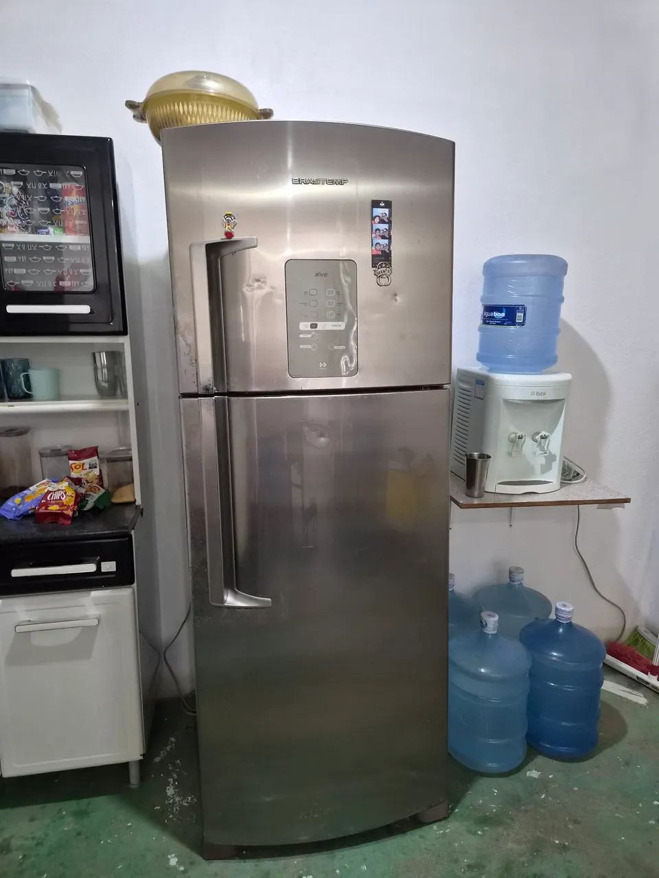 Geladeira Brastemp BRM50 cinza.