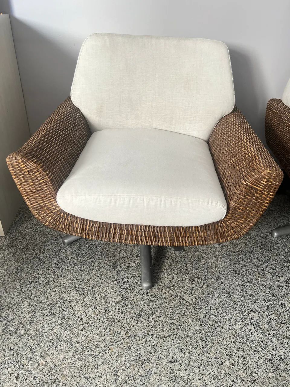 Conjunto de poltronas na cor off c/ braços empalhados - Foto 5