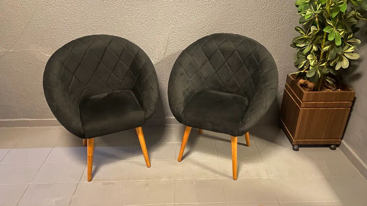 Par de Poltronas Decorativas em Veludo Preto - Estado de Nova