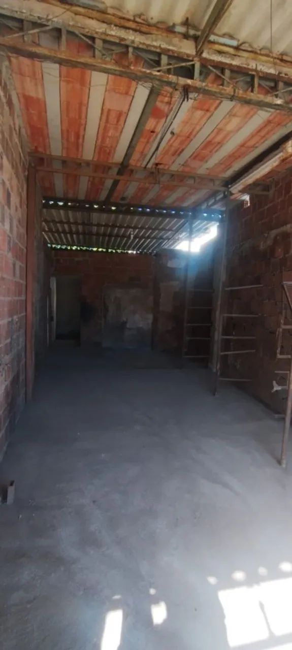 Vendo galpão , com 1 banheiro e 1 quarto ,ideal para ampliar  em cima . - Foto 2