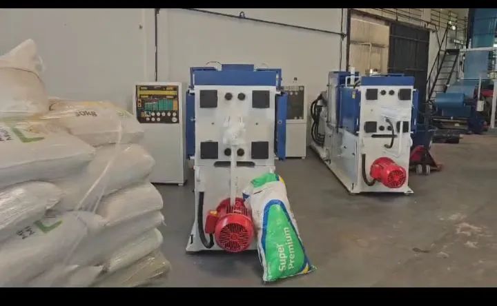 02 Injetora de plásticos equipamentos duas unidades( cada ) 30 mil  reais,semi novo . 