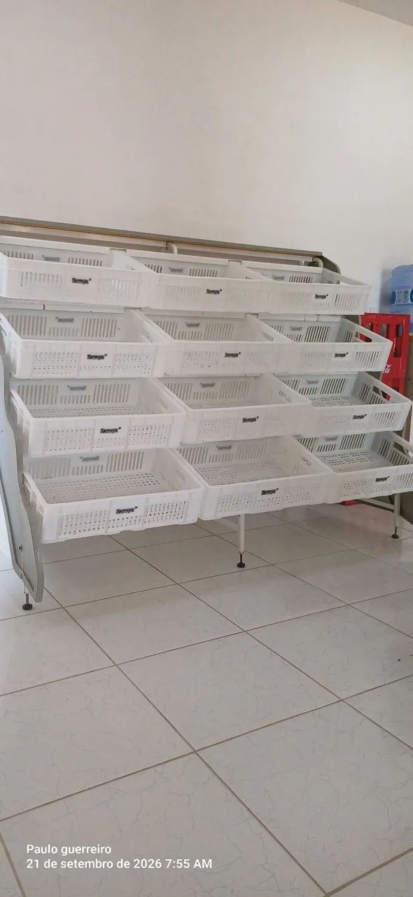 Vendo fruteiras com 12 Caixa seminova
