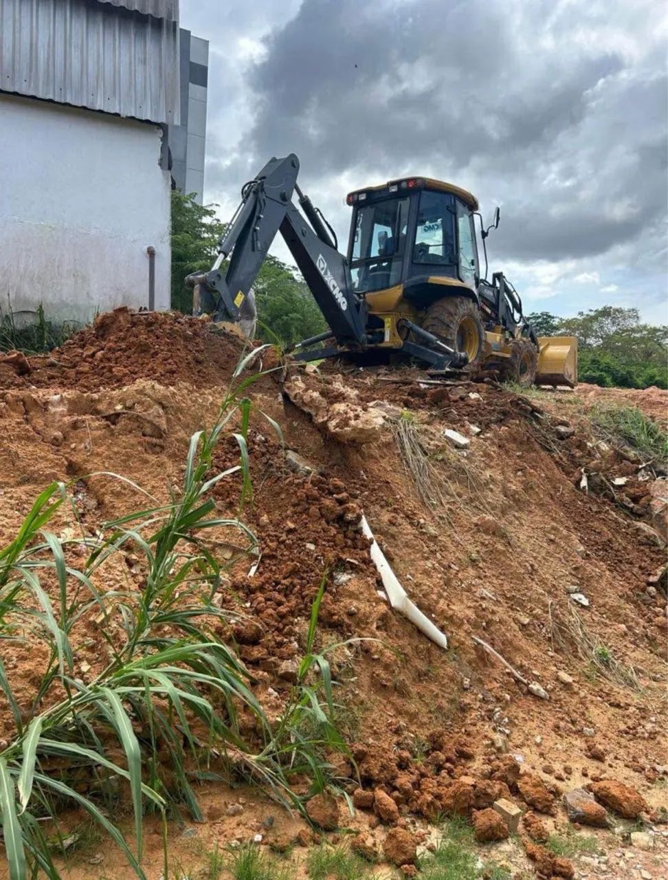 Serviços com Escavadeira +terraplanagem - Foto 2