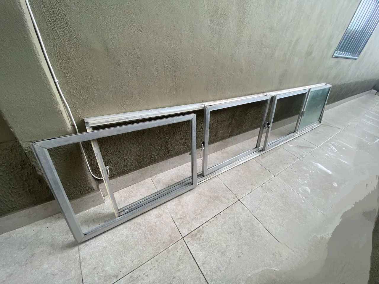 Esquadria de alumínio  janelão 