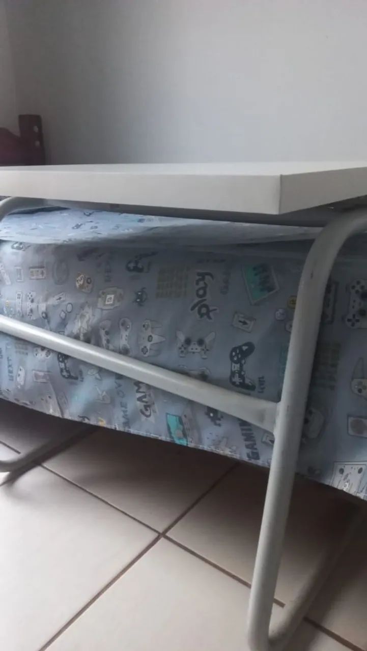 Mesa 80cm X 0,70cm - Base de Metal - Ótimo Estado - Foto 2