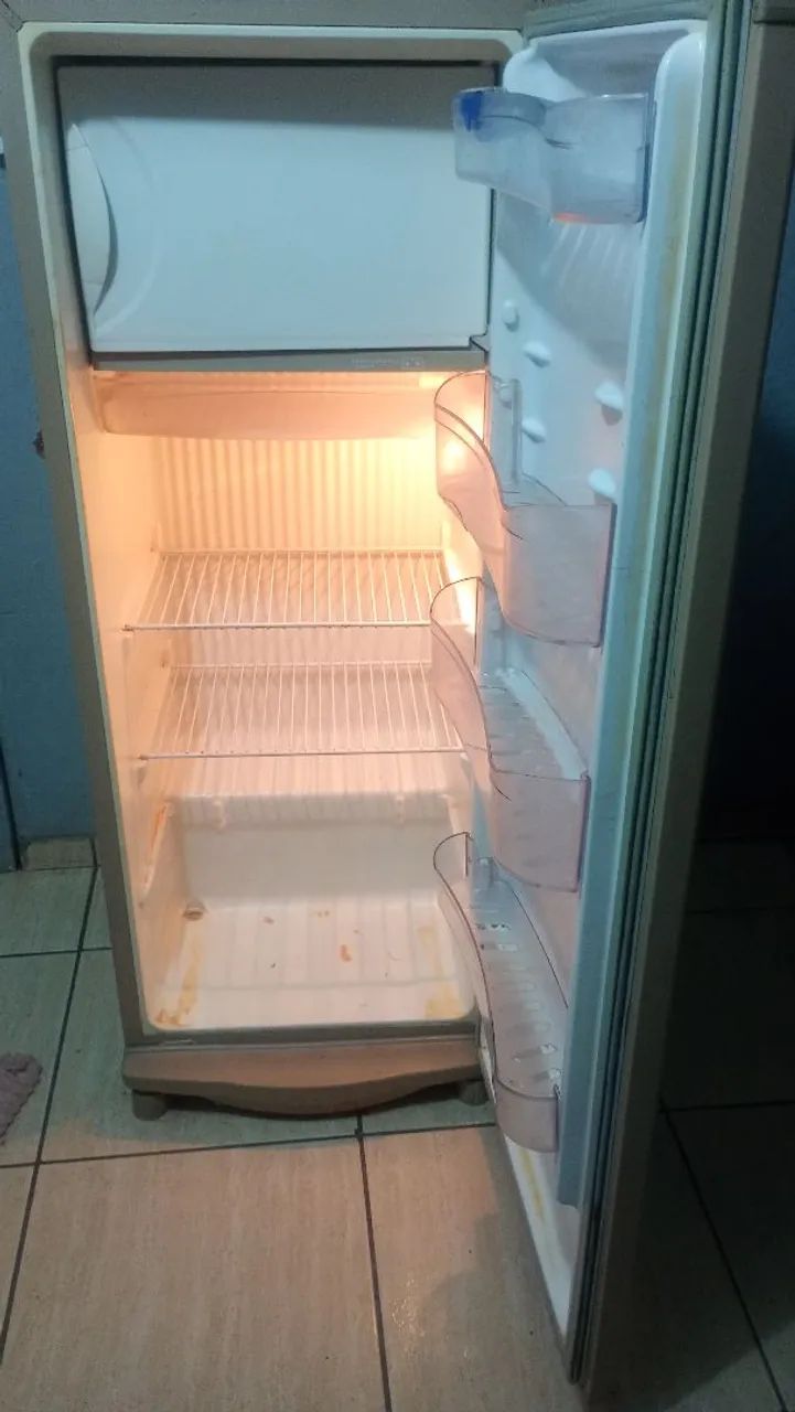 Vende-se geladeira pequena  - Foto 2