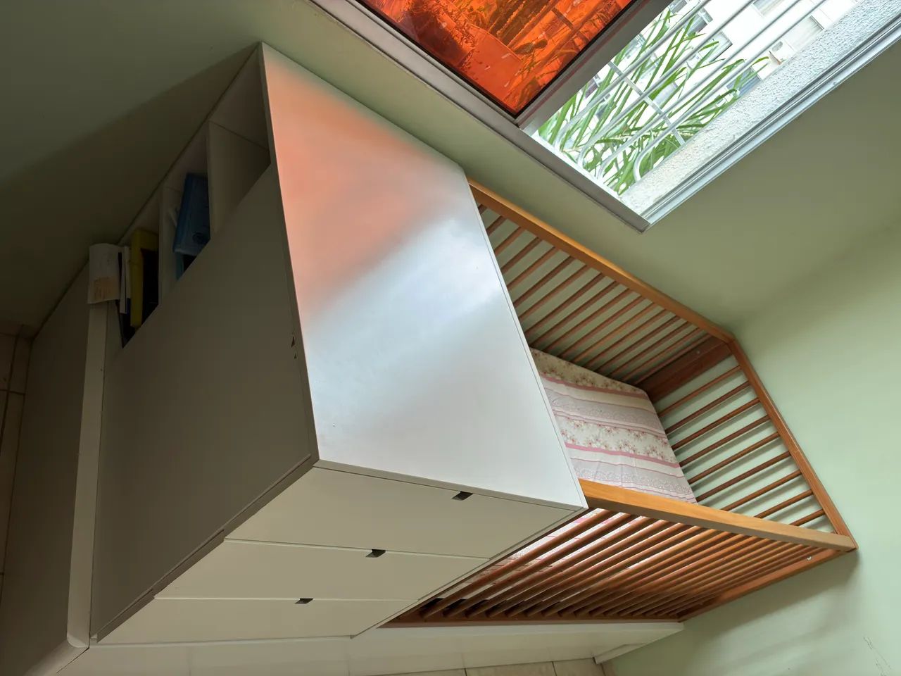 Berço encanto sleeper vira cama com cama auxiliar e cômoda. Todo em madeira e mdf - Foto 3