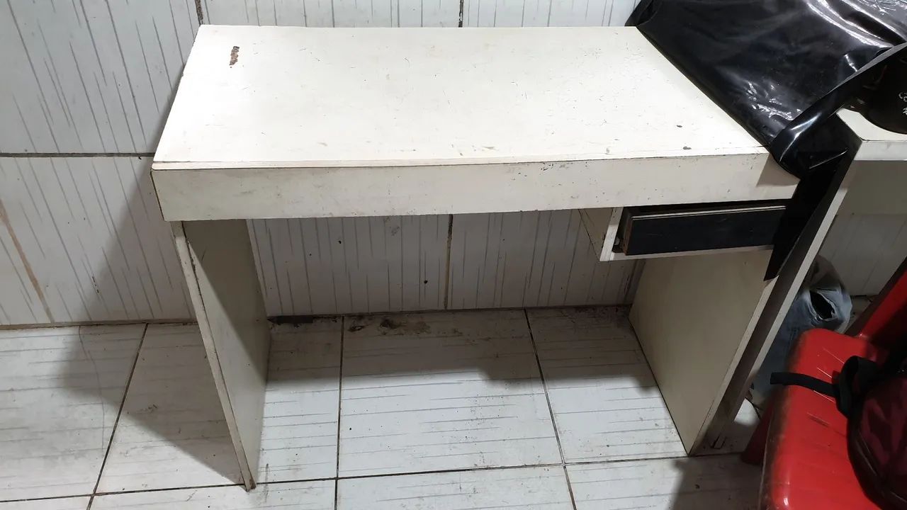 Escrivaninha com marcas de uso - Foto 3
