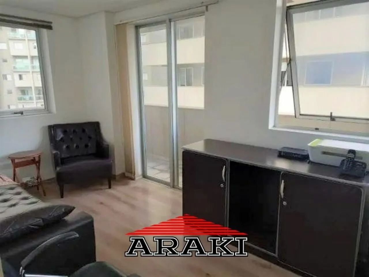 Conjunto comercial com 37m2 em frente à estação Paraíso do metrô.