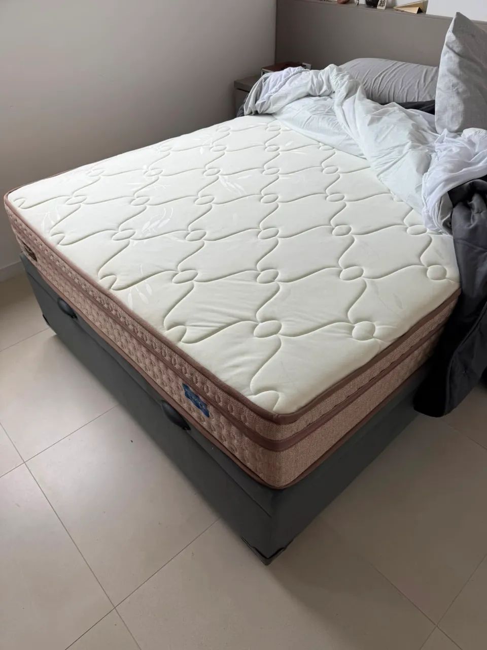 Cama casal com bau