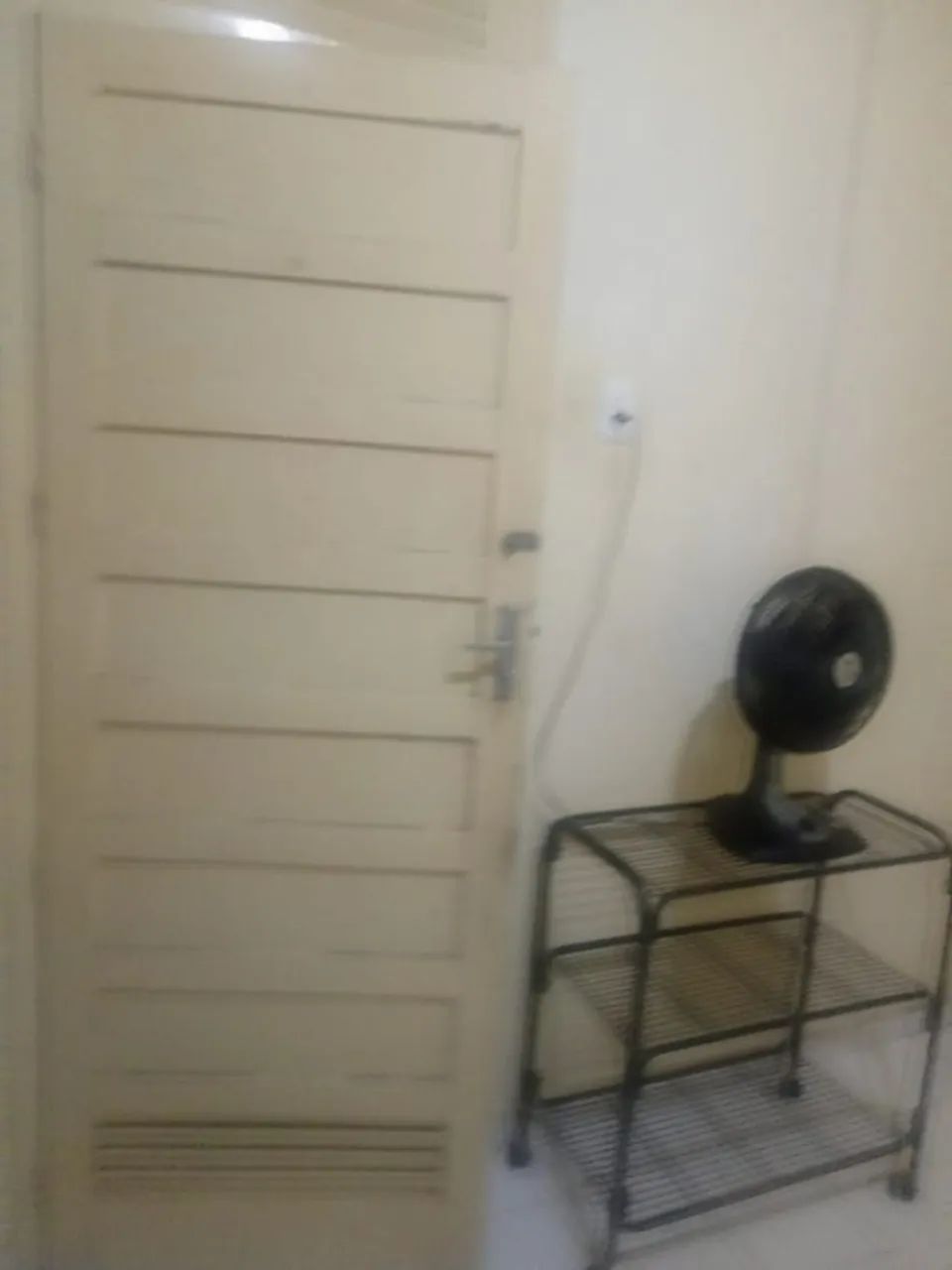 Alugo Quarto Mobiliado (incluso água, luz e internet) - Foto 2