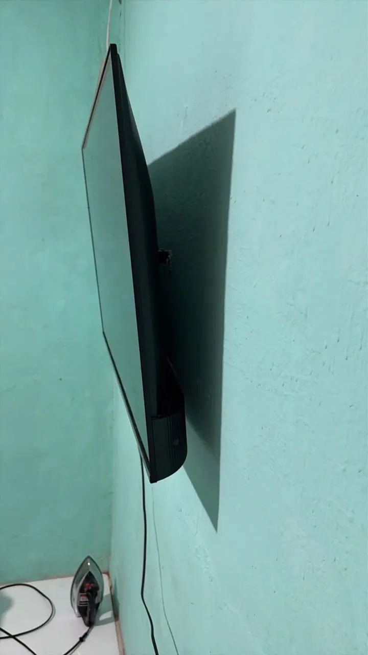 Vendo televisão TCL nova 