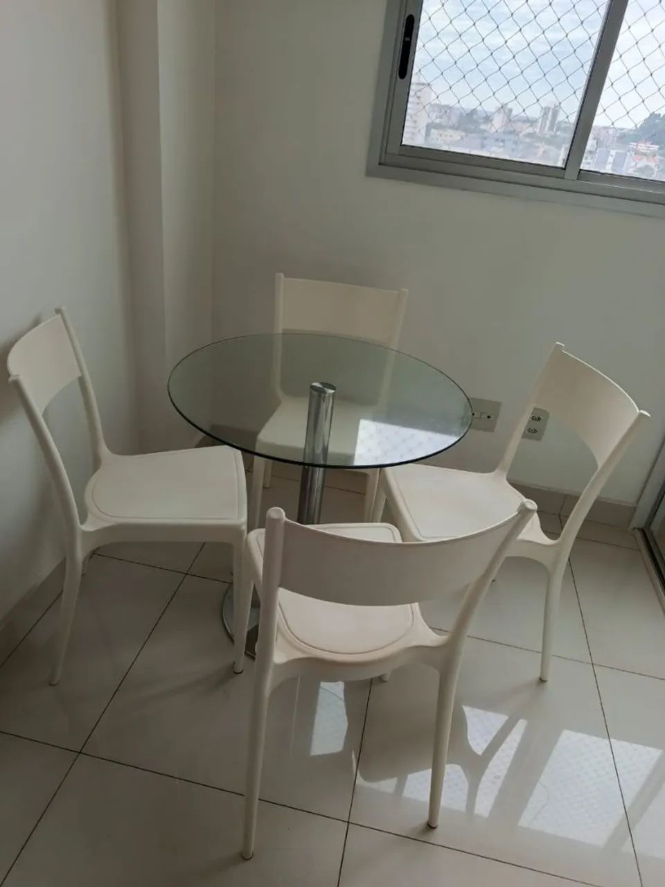 Mesa de vidro redonda com cadeiras 