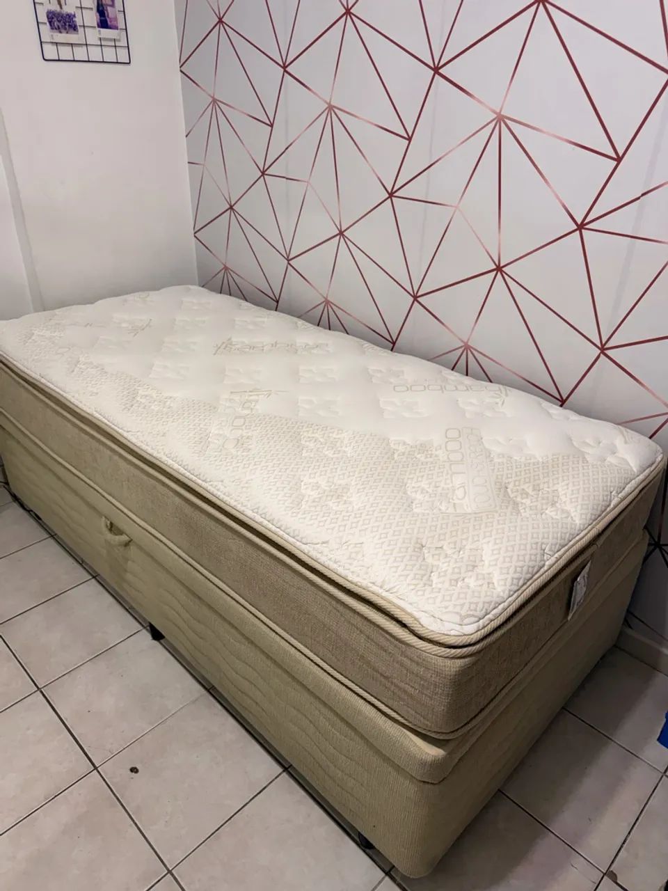 Cama de solteiro com baú 