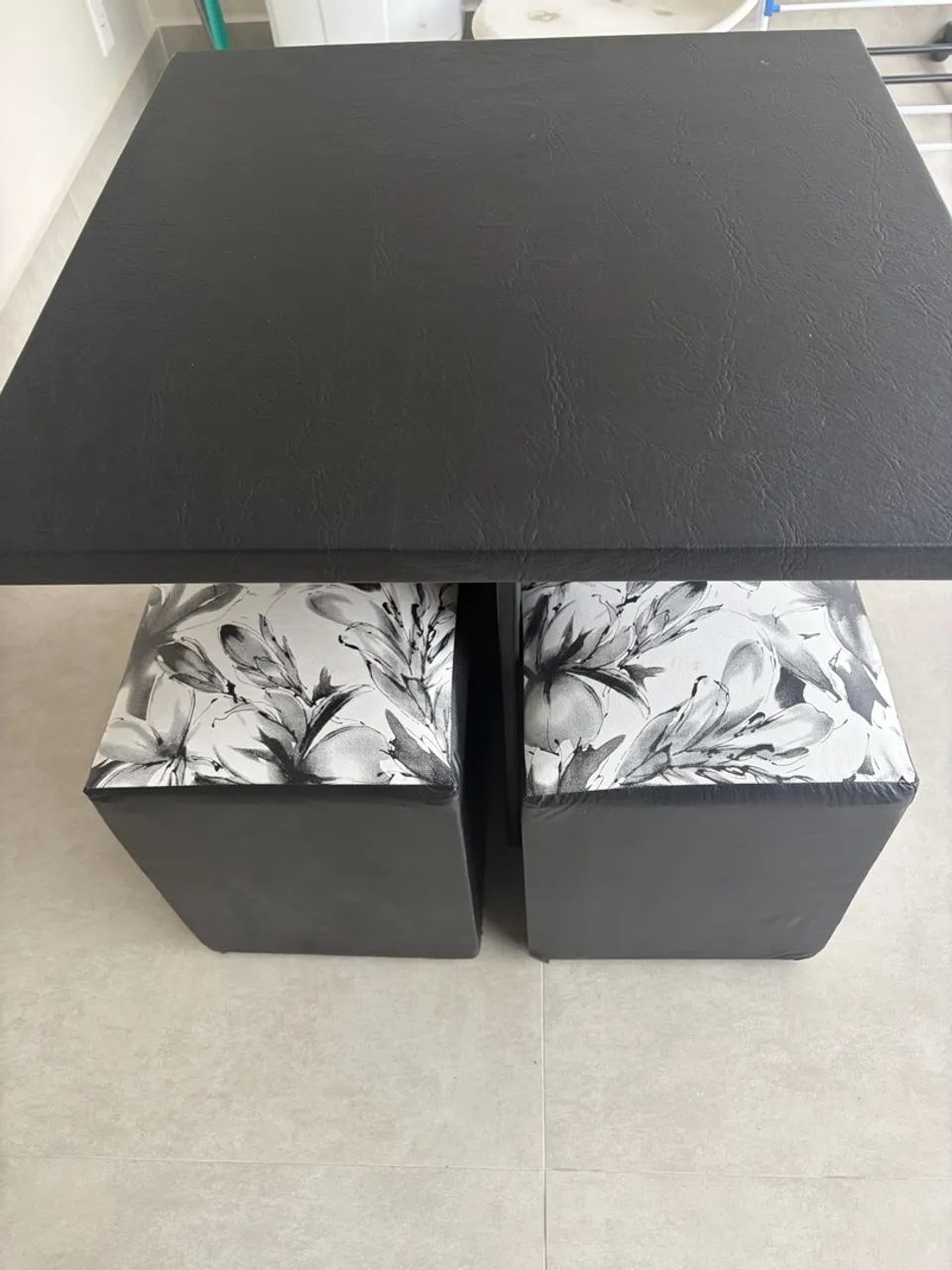 Mesa preta 70X70 com 4 bancos  - Foto 2