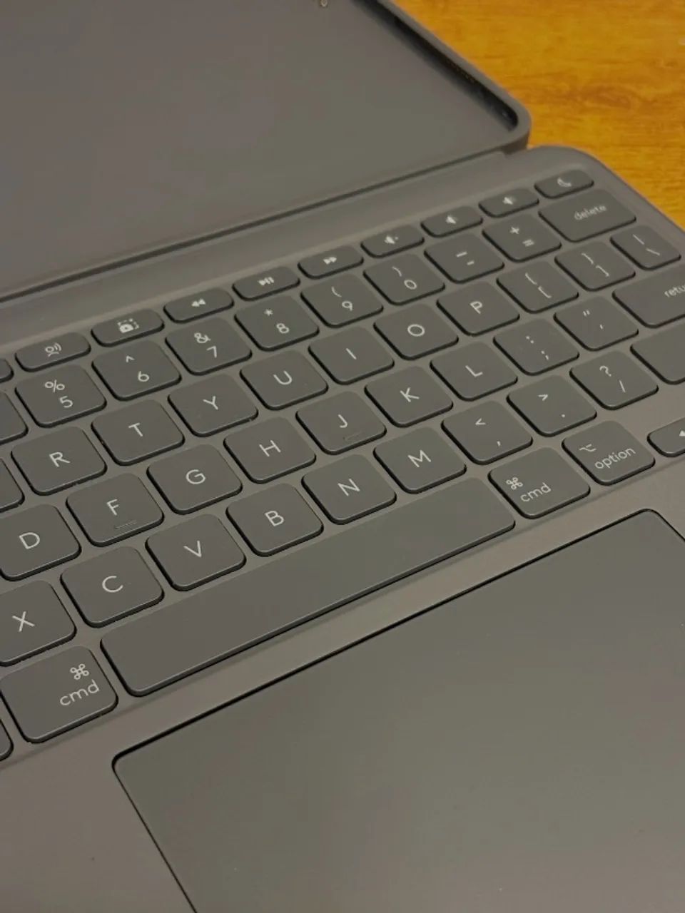 Capa com Teclado Logitech Combo Touch iPad Air 13" - Foto 5