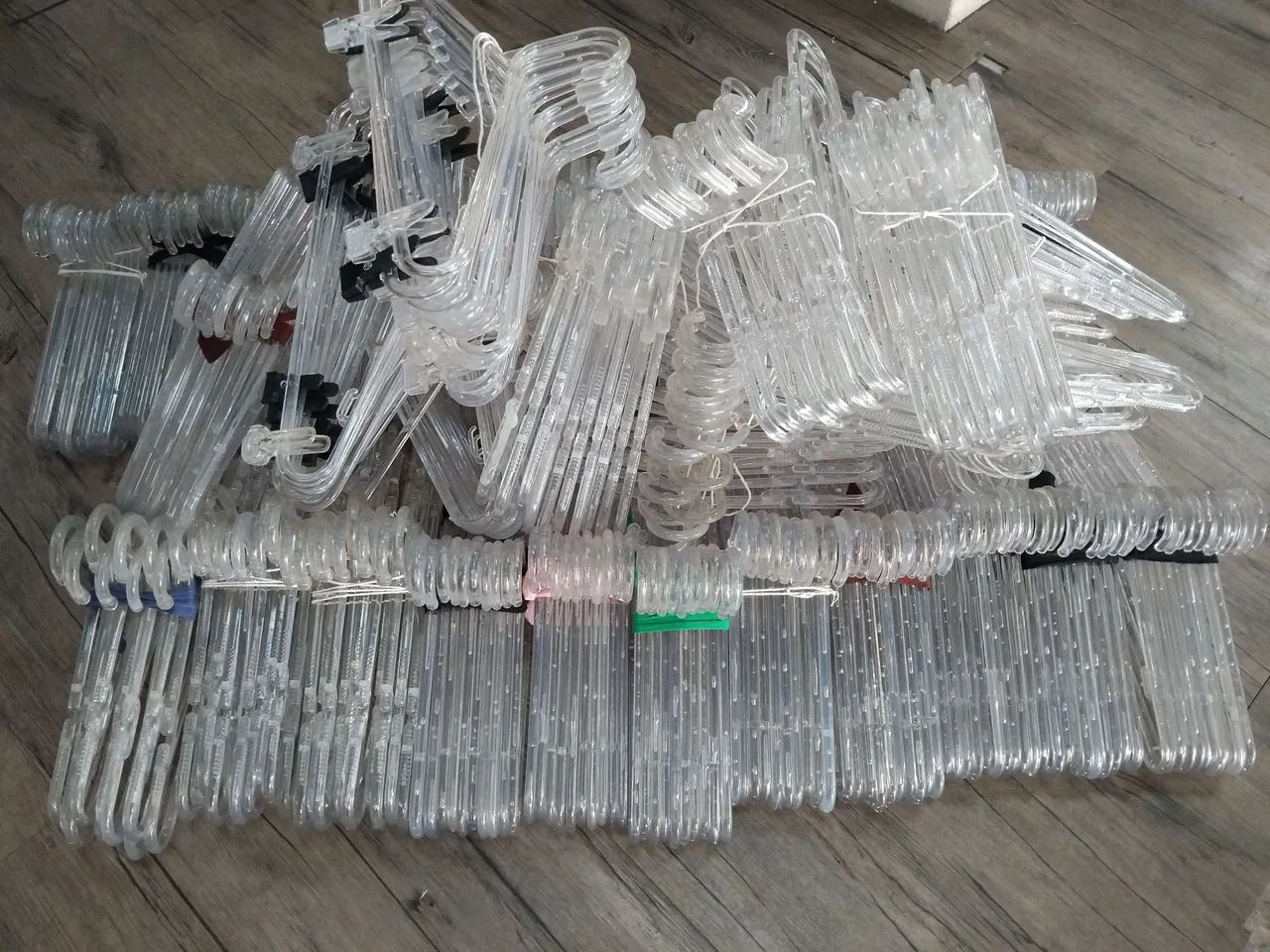 Lote 1000  Cabides acrílico 